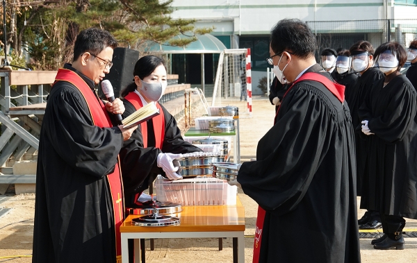 서울씨티교회 드라이브인 송구영신예배와 성찬예식