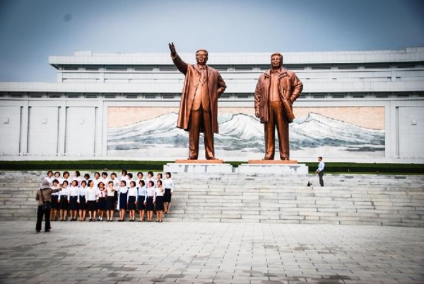 북한은 김 씨 3대에 대한 강력한 우상화 정책을 펴고 있다.