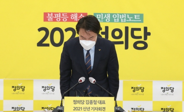 김종철 정의당 전 대표가 불과 며칠 전인 지난 20일, 서울 여의도 국회에서 신년기자회견 전 인사하던 모습. ⓒ뉴시스