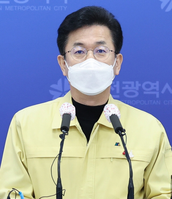 허태정 대전시장이 긴급 온라인 브리핑을 통해 비인가 중·고교과정 기숙형 국제학교의 코로나19 집단감염 상황을 설명하고 있다. ⓒ뉴시스