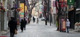 거리두기로 말미암아 서울 중구 명동거리의 한산한 모습. 