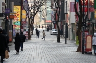 거리두기로 말미암아 서울 중구 명동거리의 한산한 모습. 