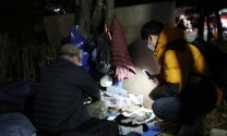 서울역희망지원센터 야간상담조 관계자가 17일 서울 중구 서소문역사공원에 있는 노숙인과 대화하고 있다.