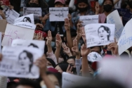 쿠데타를 반대하는 미얀마 시민들의 모습. 구금된 아웅산 수지 여사의 사진을 들고 시위하고 있다.