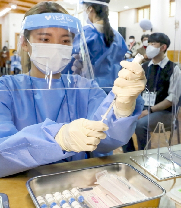 23일 오전 광주 남구 봉선동 소화누리 요양시설에서 신종 코로나바이러스 감염증(코로나19) 아스트라제네카 백신 접종 모의훈련이 펼쳐지고 있는 가운데 의료진이 접종을 준비하고 있다. ⓒ뉴시스