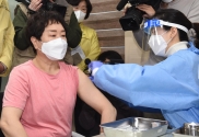 신종 코로나바이러스 감염증(코로나19) 백신 접종 첫 날인 26일 서울 노원구보건소에서 의료진이 요양원 종사자에게 아스트라제네카 백신을 접종하고 있다.