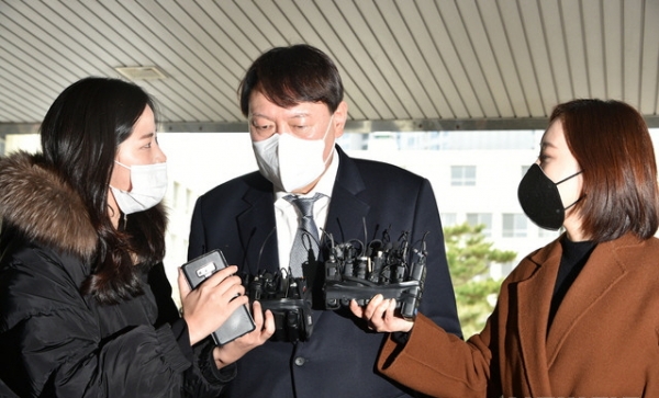 윤석열 검찰총장이 3일 오후 대구 수성구 대구고검·지검 방문에 앞서 취재진 질문에 답변하고 있다. 