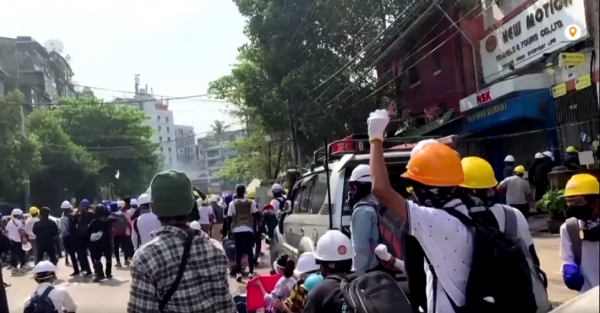 미얀마 군부 반대 시위 모습. 경찰의 최루탄에 맞서는 시민들이 보인다.
