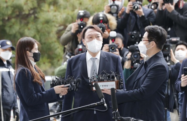 윤석열 검찰총장이 4일 오후 서울 서초구 대검찰청에서 총장직 사의 표명을 하고 있다. ⓒ뉴시스