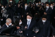 윤석열 전 검찰총장이 4일 오후 서울 서초구 대검찰청을 나서며 직원들의 환송을 받고 있다.
