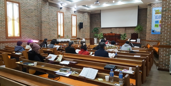 박효정 사모가 소리 내어 성경 읽기 세미나를 인도하고 있다.