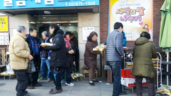 말씀세움교회는 지역 주민을 위해 매년 사랑의 쌀 나누기를 하고 있다.