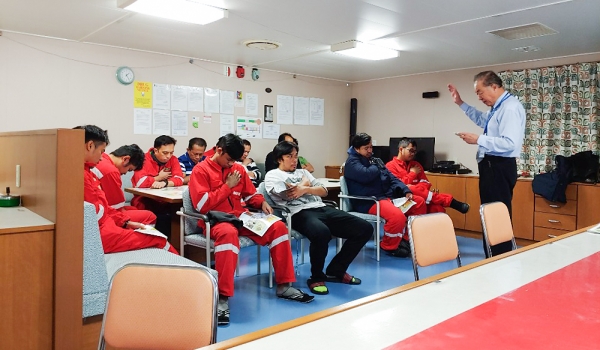 평택항에서 다국적 다종교 승무원들에게 복음선포 후 축도하는 김윤규 목사(맨 오른쪽). 