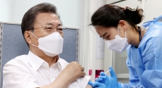 문재인 대통령이 23일 오전 서울  종로구보건소에서 아스트라제네카(AZ)사의 코로나19 백신을 접종하고 있다. ⓒ뉴시스