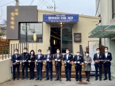 이천시니어클럽 카페 ‘행복하이’ 테이프 커팅식이 진행되고 있다