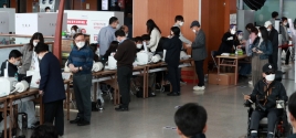 4·7 재보궐선거 사전투표 시작일인 지난 2일 오후 서울 용산구 서울역에 마련된 남영동사전투표소에서 시민들이 투표를 하기 위해 본인 확인을 하던 모습. ⓒ뉴시스