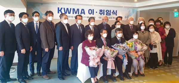 KWMA 이·취임식 참석자 단체사진. 앞줄 왼쪽부터 차례대로 최경련 선교사·조용중 선교사(KWMA 전임 사무총장), 강대흥 선교사(KWMA 사무총장)·황정신 선교사