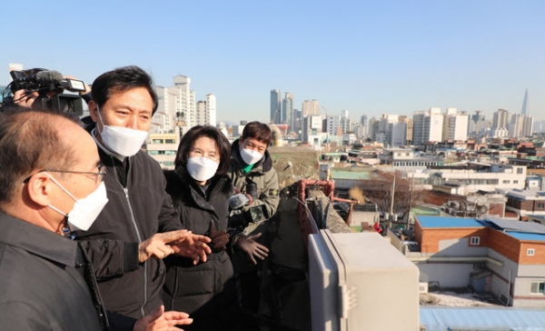 오세훈 서울시장이 서울시장 보궐선거 선거운동 중 서울 성동구 성수전략정비구역 제4지구 재개발정비사업조합을 방문, 조합관계자들과 성수동 일대의 재개발구역을 둘러보던 모습. ⓒ뉴시스