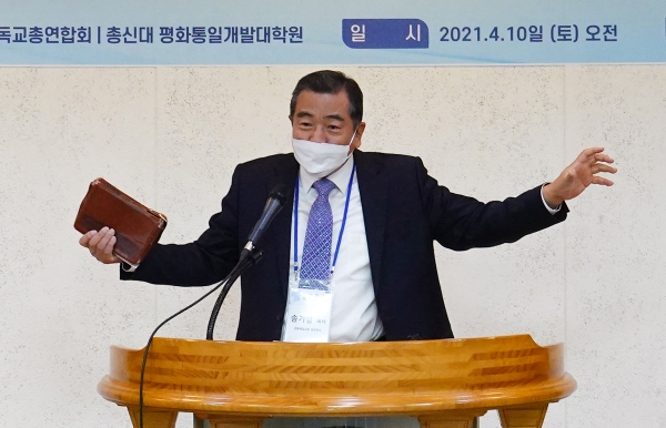 송기성 목사가 ‘다시 살아나게 하시는 하나님’이라는 제목으로 설교를 전하고 있다.