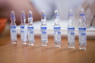 러시아 코로나19 백신인 스푸트니크 브이의 주사약 병이 지난 14일 헝가리 수도 병원에서 환자에 접종 주사되기 위해 가지런히 준비되어 있다. 