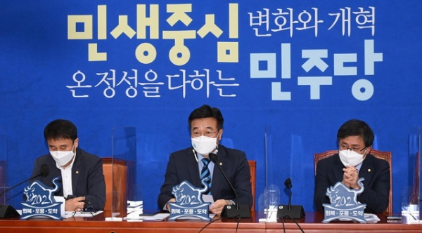 윤호중(가운데) 더불어민주당 원내대표가 6일 오전 서울 여의도 국회에서 열린 정책조정회의에서 발언을 하고 있다.