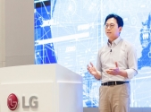 배경훈 LG AI연구원장이 17일 비대면 방식으로 진행된 &#039;AI 토크 콘서트&#039;에서 초거대 인공지능(AI) 개발에 1억 달러를 투자한다고 발표하고 있다. ⓒLG제공