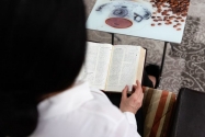 성경을 보고 있는 이란 기독교인