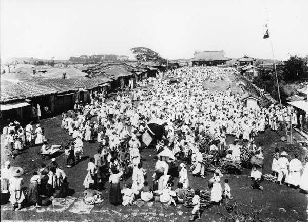 1914년 제주 성내 관덕정 광장 오일장 풍경