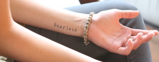 새드 로버트슨이 왼 손목에 문신으로 새긴 &#039;Fearless&#039; 문구