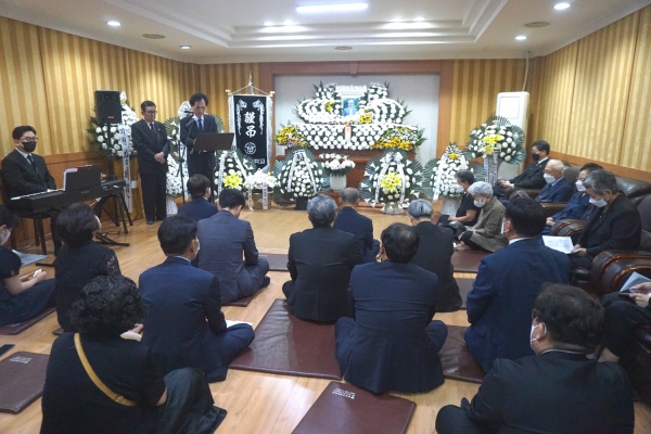 지난 9월 17일 오전 8시, 봉담 장례문화원에서 故 이장식 목사 천국환송예배가 열렸다.