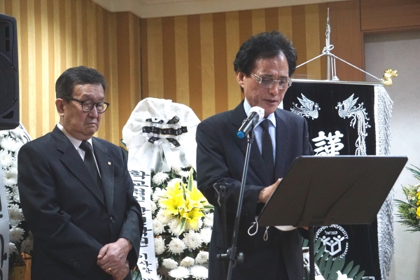 故 이장식 목사 천국환송예배에서 김주한 교수(한신대 신학대학원장, 오른쪽)가 조사를 전하고 있다. 왼쪽은 예배를 집례한 임명규 목사(기장 증경총회장, NCCK 증경회장).