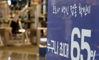  &#039;백신패스&#039; 논란이 커지고 있는 최근 서울 시내 한 헬스장 앞에 &#039;백신 접종 확인 시 요금 할인&#039;을 알리는 간판이 세워져 있다.