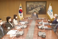 이주열 한국은행 총재가 27일 오전 서울 중구 한국은행에서 열린 금융통화위원회 본회의에서 회의를 주재하고 있다.