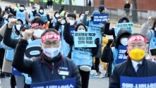 11일 오후 서울 종로구 청와대 앞에서 열린 의료연대본부 총력투쟁 결의대회에서 참가자들이 구호를 외치고 있다.