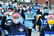 11일 오후 서울 종로구 청와대 앞에서 열린 의료연대본부 총력투쟁 결의대회에서 참가자들이 구호를 외치고 있다.
