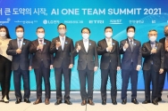  지난 10일 서울 송파구 소피텔 엠배서더 호텔에서 열린 AI 원팀 서밋(Summit) 2021에서 참석자들이 기념촬영을 하고 있다. 왼쪽부터 조현민 한진 부사장, 정일문 한국투자증권 사장, 박문서 동원그룹 사장, 강철호 현대중공업그룹 현대로보틱스 사장, 구현모 KT 대표, 권광석 우리은행장, 박일평 LG전자 사장, 김우승 한양대학교 총장, 박종현 ETRI 부원장.