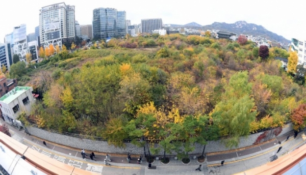 10일 종로구 서울공예박물관 옥상에서 바라본 이건희 기증관 건립부지로 결정된 송현동 일대 모습. 황희 문화체육관광부 장관과 오세훈 서울시장은 이날 서울공예박물관에서 '(가칭) 이건희 기증관 건립을 위한 업무협약'을 체결했다.