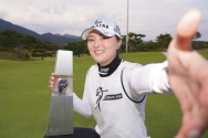 고진영이 24일 부산 기장군 LPGA 인터내셔널 부산에서 열린 BMW 레이디스 챔피언십에서 우승을 차지, 한국 선수 200승의 쾌거를 이룩하며 세리머니 중이다. 고진영은 10일 LPGA와 인터뷰에서 펠리컨 위민스 챔피언십을 앞두고 숫자에 연연하지 않고 경기에만 집중하겠다는 뜻을 밝혔다. (사진=BMW코리아