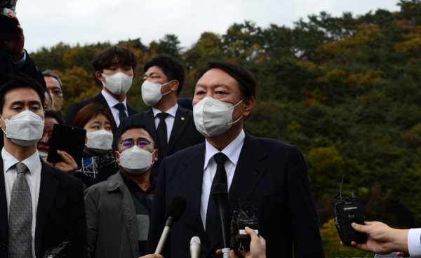 국민의힘 윤석열 대통령후보가 11일 오후 경남 김해시 진영읍 봉하마을을 찾아 고(故) 노무현 전 대통령 묘역에 참배한 후 언론 인터뷰를 하고 있다.