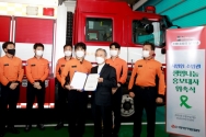 Firefighter Seo Min-hwan(fourth from the left), who received a letter of appointment as an honorary ambassador for organ donation from the bereaved family member of a brain death donation donor. ©Sarang Organ Donation Movement Headquarter