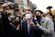 윤석열 국민의힘 대선 경선 후보가 3일 서울 마포구 경의선숲길을 방문해 청년 지지자들과 기념촬영을 하고 있다. 