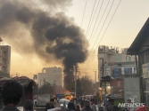 [카불(아프가니스탄)=AP/뉴시스]13일(현지시간) 아프가니스탄 카불의 소수 민족 하자라 주민들이 거주하는 지역에서 미니버스가 폭발한 후 연기가 하늘에 피어오르고 있다.