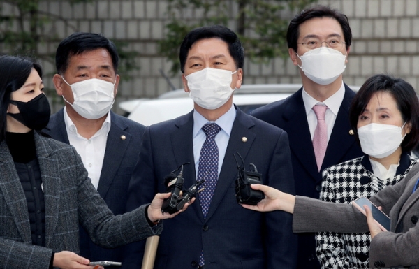 김기현 국민의힘 원내대표가 15일 오후 서울 서초구 서울중앙지방법원에서 열린 청와대 울산시장 선거 개입·하명 수사 의혹 관련 공판에 증인으로 출석하기에 앞서 취재진 질문에 답변하고 있다.