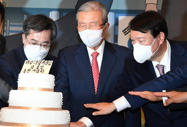 과거 열린 서울 용산구 그랜드 하얏트 서울 호텔에서 열린 만화로 읽는 오늘의 인물이야기 '비상대책위원장-김종인' 출판기념회에서 김종인 전 비대위원장과 윤석열 국민의힘 대선후보, 김동연 전 경제부총리 등 참석자들이 기념 케이크 커팅을 하고 있다. ⓒ뉴시스