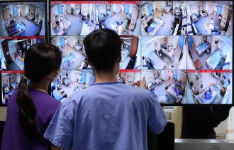 서울 중랑구 서울의료원 코로나19 종합상황실에서 의료진들이 병상 CCTV를 살펴보고 있다. ⓒ뉴시스