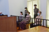아웅산 수지(왼쪽) 미얀마 국가 고문이 24일(현지시간) 수도 네피도의 특별 법정에 출석해 윈민 대통령 등과 함께 자리에 앉아 있다. 수지 고문은 지난 2월1일 미얀마 군부 쿠데타 이후 처음으로 직접 법정에 출석해 재판을 받았다. ⓒMWD 홈페이지 캡쳐