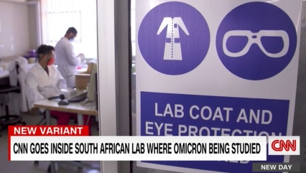 1일(현지시간) 남아프리카공화국의 한 연구소에서 과학자들이 오미크론 변이에 대해 연구하고 있다. 바이러스는 연구소 복도에 24시간 가동되는 냉동고에 보관돼 있다. ⓒ트위터 캡처