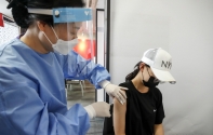 12∼15세(2006∼2009년생)에 대한 코로나19 백신 접종이 시작된 지난달 1일 오전 서울시내 한 병원을 찾은 청소년이 화이자 백신 접종을 받고 있다.