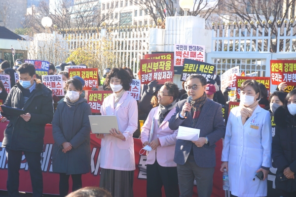 전국학부모단체연합(상임대표 김수진, 이하 전학연)·코로나19 백신 피해자가족협의회(대표 김두경, 이하 코백회)·함께하는사교육연합(대표 이상무)·코로나진실규명의사회 등 67개 단체는 13일 정부서울청사 앞에서 백신패스에 대한 반대 집회를 개최했다.