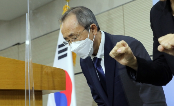 강태중 한국교육과정평가원장이 15일 오후 정부세종청사에서 2022학년도 대학수학능력시험 과학탐구 생명과학Ⅱ 20번 문항에 대한 정답 처분을 취소하라는 법원의 판결이 나오자 대국민 사과문과 사퇴의사를 밝히며 허리를 숙이고 있다. 평가원은 해당 문항에 대해 응시자 전원 정답으로 처리하기로 했다. ⓒ뉴시스